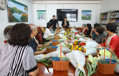 我院退休黨支部開展“花藝傳情 樂享生活”主題插花培訓活動，豐富文化藝術交流